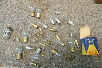 Drobné díly auto-moto, vypínače, žárovky, spojovák. - 19