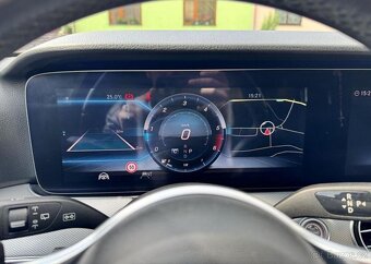 Mercedes-Benz Třídy E E220d COMBI AMG EDITION 4MATIC nafta - 19