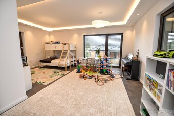 Prodej rodinného domu 716 m2,  pozemek 1135 m2 - 19