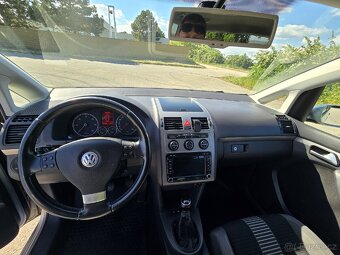 Volkswagen Touran 7 míst - 19