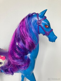 Monster high ředitelka Krváková a kůň s krabicí - 19