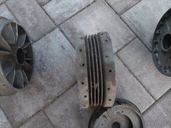 Jawa kyvacka - brzdovy štít, stred kola - 19