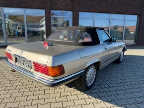 Mercedes SL560 NEMECKY TECHNICÁK. R 107 - 19