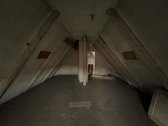 Prodej prostorného rodinného domu o dispozici 4+1 (162 m2) v - 19