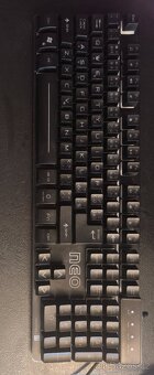 Herní počítač s klávesnicí, monitorem a reproduktory - 19