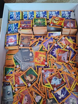 Pokémon 1999/ 2500+ kusů /Vcetne boxu I krabice - 19