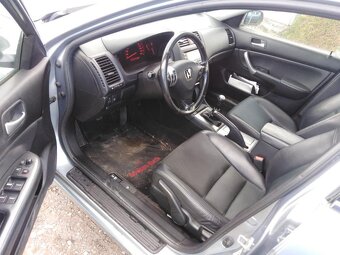 HONDA ACCORD 2,2iCTDi NAFTA 103 KW ZA 59000 KČ - 19