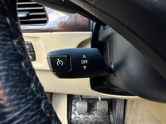 BMW E90 320i 110kW Xenony ALU R17 Tempomat El. tažné - 19