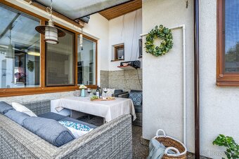 Vícegenerační rodinný dům 6+1 s bazénem - 19