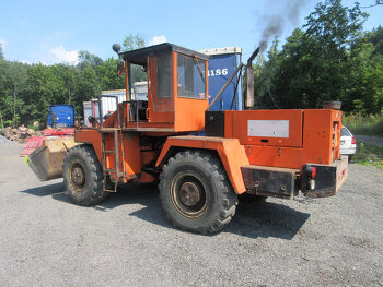 Kolový NAKLADAČ ZTS UNK 320