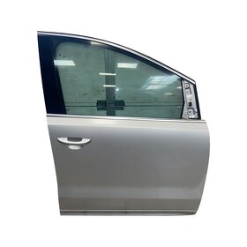 Pravé přední dveře stříbrná metalíza LA7W VW Sharan 7N 2011