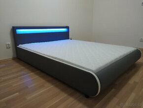 Manželská postel 160x200 s roštem, LED a matrace
