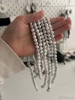 Howlit magnezit korálky 8 mm šňůra 47 ks