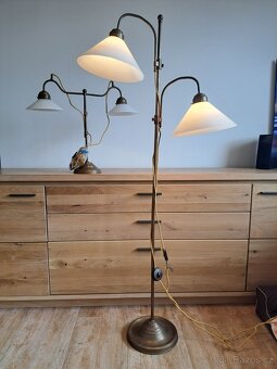Mosazná stolní lampa dvojramenná