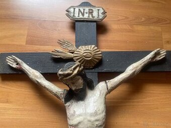 Velký barokní dřevěný kříž s ježíšem Nazaretským