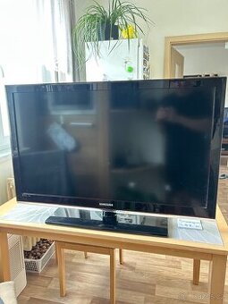 TV Samsung + set-top box Strong