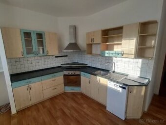 Kuchyňská linka včetně spotřebičů a digestoře
