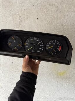 Budíky Mercedes 190e w201