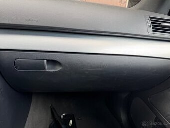 Kastlik spolujezdce audi a4 b7