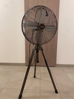 Designovy kovový větrák na trojnožce