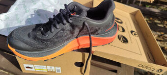 Topo Athletic Ultraventure 4 black red