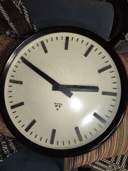 Starší, bakelitové hodiny