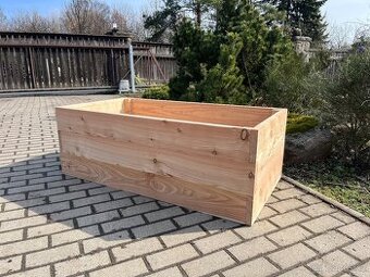Vyvýšený záhon z modřinového dřeva