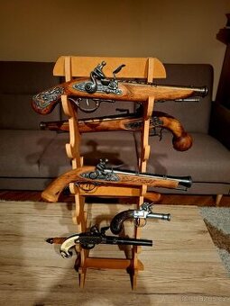 Repliky historických zbraní+stojánek
