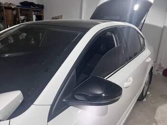 ČIERNE KRYTY spätných zrkadiel.