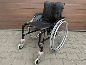 Mechanický invalidní vozík bez podnoží, 43 cm šíře sedu