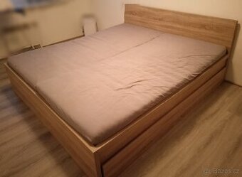 Manželská postel dub sonoma + lamelové rošty + úložný šuplík