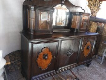 Starožitná komoda/bufet) po renovaci.