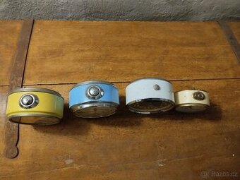 nabízím retro budíky a starou truhlu