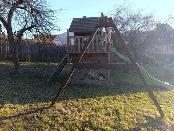 Dětský zahradní domek se skluzavkou
