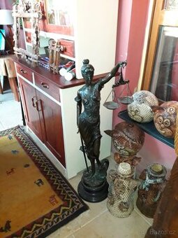 Bronzová socha spravedlnosti