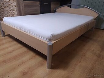 POSTEL S POLOHOVACÍM ROŠTEM A MOLITANOVOU MATRACÍ