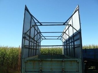 Traktorový vůz vlek vlečka přívěs jako reklamní poutač rekla