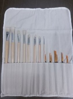 Sada štětců ve lněném obalu