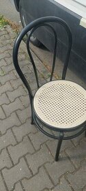 Kovová židle černá zachovala na chalupu