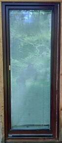 Dveře balkonové dřevěné, dvojsklo s žaluziemi. - 1
