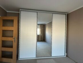 Skříň s posuvnými dveřmi a zrcadlem