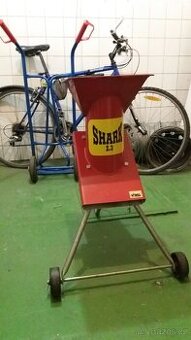 Prodám drtič zahradního odpadu Shark 2,3kW - 1