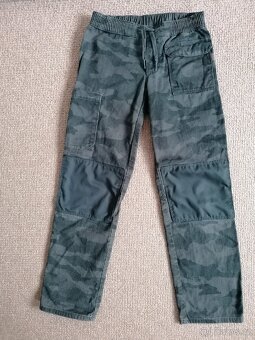 Khaki turistické kalhoty Quechua s maskáčem, v. 152