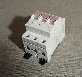 Jistič Eaton PL7 3x B32A 10 kA 3 fázový - 1