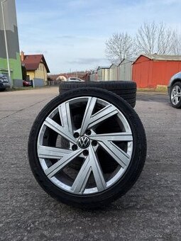 VW kola 5x112 7,5JX18 ET51 Bergamo vč. letních pneu