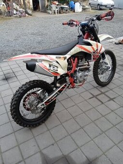 Téměř nové terénní moto 300ccm/4-takt,el.startér