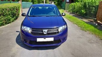Jako nová málo jetá Dacia Logan vyšší nastupování do vozu.
