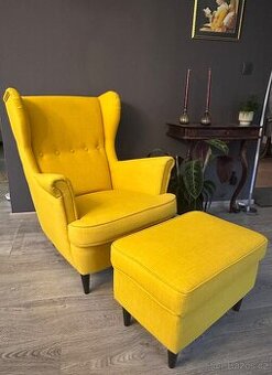 Křeslo ušák + taburet STRANDMON, Skiftebo žlutá – jako nové