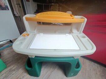 Plastový stůl