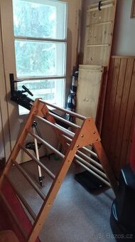 Pikleruv trojúhelník a žebřiny se skluzavkou